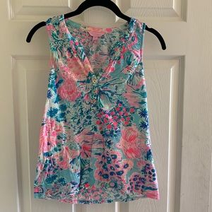 Lilly Pulitzer cotton tank top w/ gold button details. Floral and fish pattern.